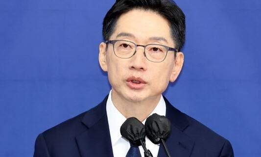 김경수 전 경남지사가 13일 세종시에서 대선 출마 기자회견을 하고 있다.  연합뉴스