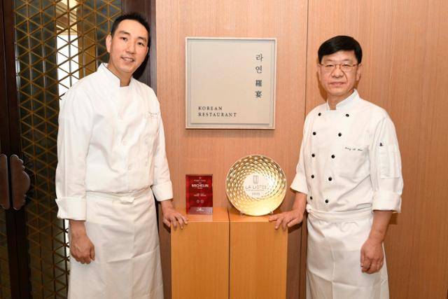 7일 중구 서울신라호텔 한식 파인 다이닝 레스토랑 라연에서 포즈를 취하고 있는 김성일(오른쪽) 헤드셰프와 차도영 헤드셰프. 두 셰프 사이에 미쉐린 가이드 2스타, 프랑스 라 리스트 200대 레스토랑 상패가 놓여 있다. 류기찬 인턴 기자