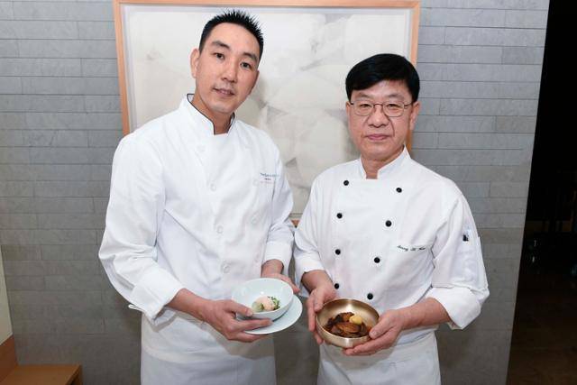김성일(오른쪽) 헤드셰프와 차도영 헤드셰프가 각각 한우 갈비찜, 대문짝넙치 냉회를 들고 포즈를 취하고 있다. 류기찬 인턴기자