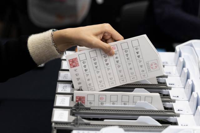 10일 경기 과천시 중앙선거관리위원회에서 개최된 제21대 대통령 선거 투·개표 시연회 중 선관위 관계자가 모의 투표지를 꺼내고 있다. 과천=뉴시스