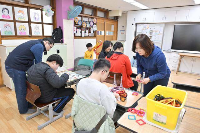 지난 8일 서울 관악구의 정문학교에서 특수교육 실무사들이 돌봄교실에서 학생들과 함께 놀이를 하고 있다. 최주연 기자