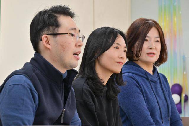 돈을 많이 벌지도, 노동 강도가 약하지도 않은 직업. 하지만 아이들이 밝게 웃으며 안기는 그 순간의 기쁨이 이 직업의 매력이다. 서울 관악구 정문학교의 특수교육 실무사인 전승호(37), 김윤영(44), 박경자(55)씨가 지난 8일 학교에서 한국일보와 인터뷰하고 있다. 박씨는 대학병원 등에서 오래 일했고, 김씨는 보육교사로 근무하다 실무사가 됐다. 전씨도 개인 사업 등을 하다 올해부터 정문학교에서 근무하기 시작했다. 최주연 기자