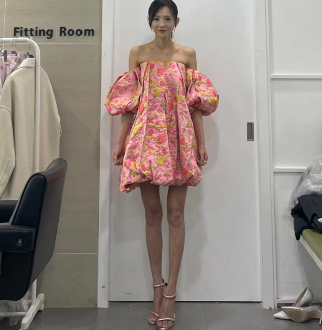 이희진이 벌룬 원피스를 분홍색으로 선택했다. 이희진 SNS