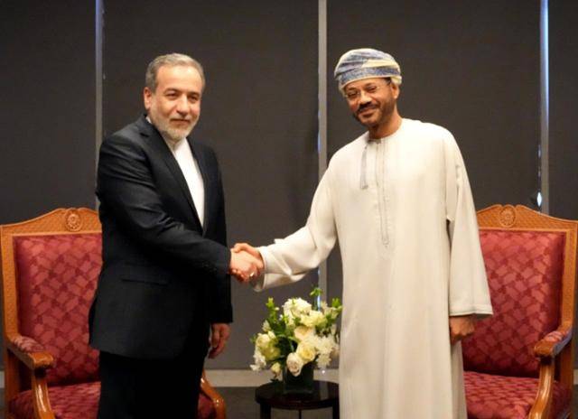 12일 오만 무스카트에서 압바스 아라그치(왼쪽) 이란 외무장관이 바르 빈 하메드 알 부사이디 오만 외무장관과 악수하고 있다. 무스카트=EPA 연합뉴스