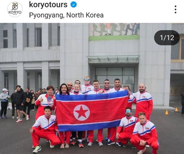 6일 평양에서 열린 평양국제마라톤대회 참가자들이 북한 트레이닝복을 입고 기념사진을 촬영하고 있다. 고려투어스 인스타그램