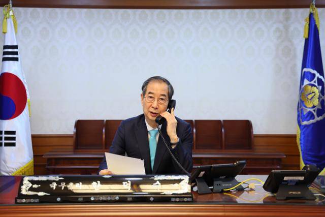 한덕수 대통령 권한대행 국무총리가 11일 정부서울청사 집무실에서 소말리아 아덴만 해역에 해외파병 중인 청해부대 44진 부대장 권용구 해군 대령과 전화 통화를 하고 있다. 국무총리실 제공