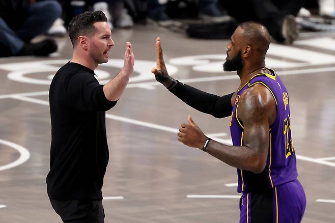 <yonhap photo-4337="">레딕 LA 감독과 제임스가 10일 댈러스와의 원정경기 중 하이 파이브를 나누고 있다. AFP=연합뉴스</yonhap>