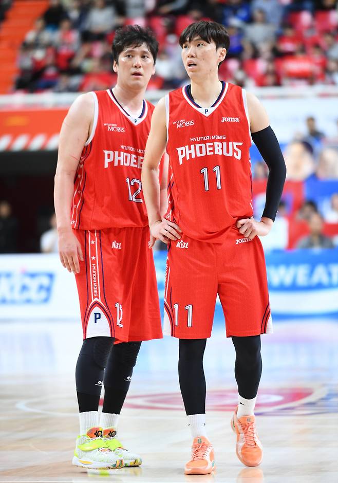 현대모비스 함지훈과 이우석. 사진=KBL 제공