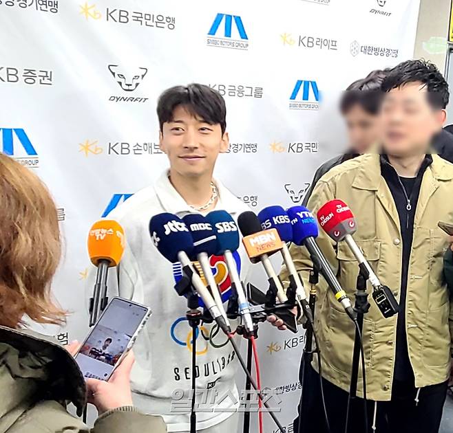 쇼트트랙 국가대표 출신 곽윤기가 13일 목동아이스링크에서 끝난 2025~26 쇼트트랙 국가대표 2차 선발전을 마친 뒤 믹스트존에서 취재진과 만나 인터뷰를 진행하고 있다. 그는 이 자리에서 선수 은퇴를 알렸다. 목동=김우중 기자