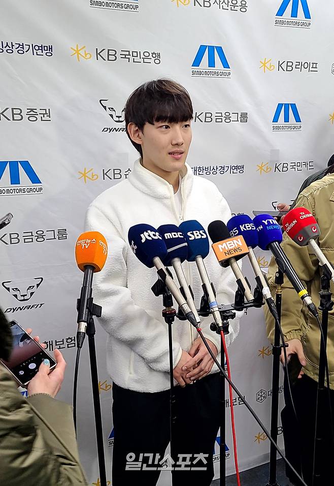 쇼트트랙 임종언이 13일 목동아이스링크에서 열린 2025~26 국가대표 2차 선발전을 마친 뒤 믹스트존에서 취재진과 만나 인터뷰하고 있다. 목동=김우중 기자