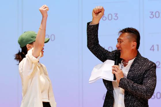 2023년 6월 18일 전남 화순군 하니움문화스포츠센터에서 열린 '만원 임대주택 입주자 추첨 행사'에서 당첨자가 환호하고 있다. 연합뉴스
