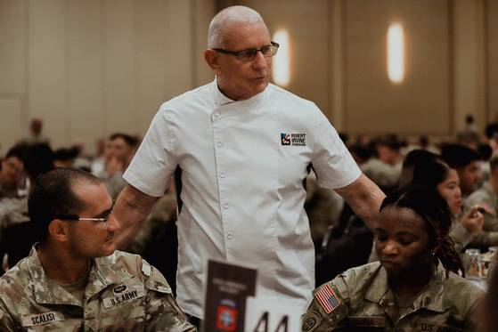 미군 부대 내의 식당 개선을 책임지고 있는 로버트 어바인 셰프(가운데). 신병처럼 바짝 깎은 머리 스타일이 트레이드 마크다. 사진 페이스북 캡처
