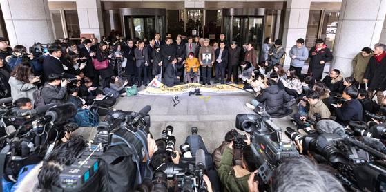 2018년 11월 일제 강제징용 피해자들이 미쓰비시중공업을 상대로 낸 손해배상 청구 소송 2건에서 모두 승소했다. 지금은 고인이 된 김성주 할머니는 당시 휠체어에 앉아 "일본은 사과하고 즉각 배상해 주기 바란다"고 말했다. 뉴스1