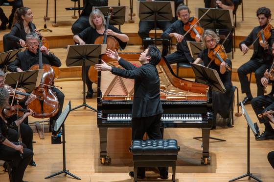 7~8일 서울 롯데콘서트홀에서 열린 김선욱과 유럽 챔버 오케스트라의 베토벤 피아노 협주곡 전곡 연주 장면. 김선욱은 때때로 일어나 오케스트라를 이끌었다. 사진 빈체로
