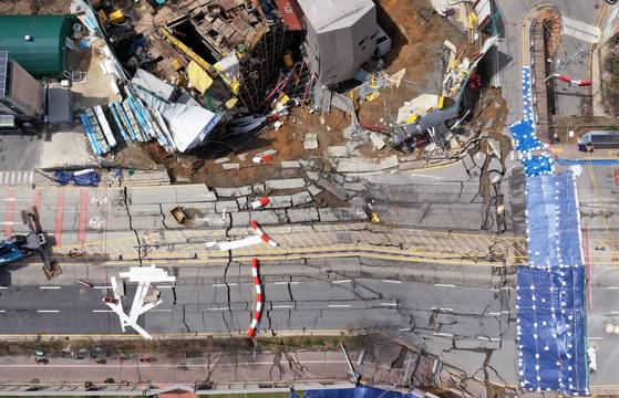 13일 붕괴사고가 발생한 경기 광명시 신안산선 지하터널 공사현장에서 안정화작업이 진행되고 있다. 사고는 지난 11일 광명시 양지사거리 인근 신안산선 복선전철 제5-2공구에서 발생했다. 장진영 기자