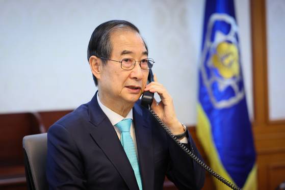 한덕수 대통령 권한대행 국무총리가 11일 정부서울청사 집무실에서 소말리아 아덴만 해역에 해외파병 중인 청해부대 44진 부대장 권용구 해군 대령과 전화 통화를 하고 있다. 연합뉴스