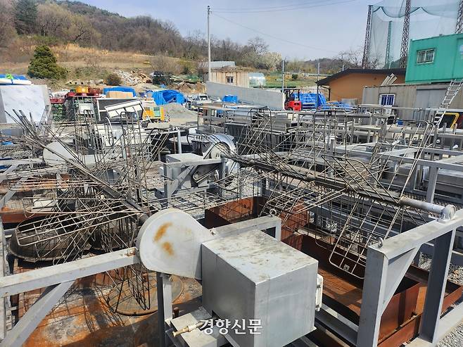 홍성글로벌바비큐페스티벌 등 축제에 사용된 조리기구 등이 벌판에 방치돼 있다. 강정의 기자