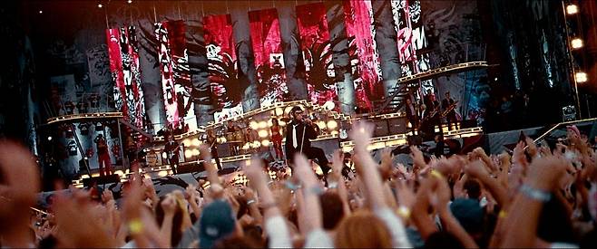 영화 <베러맨> 한 장면. 침팬지 모습으로 표현된 로비 윌리엄스가 관중의 환호 속에 공연을 펼치고 있다. CJ CGV 제공