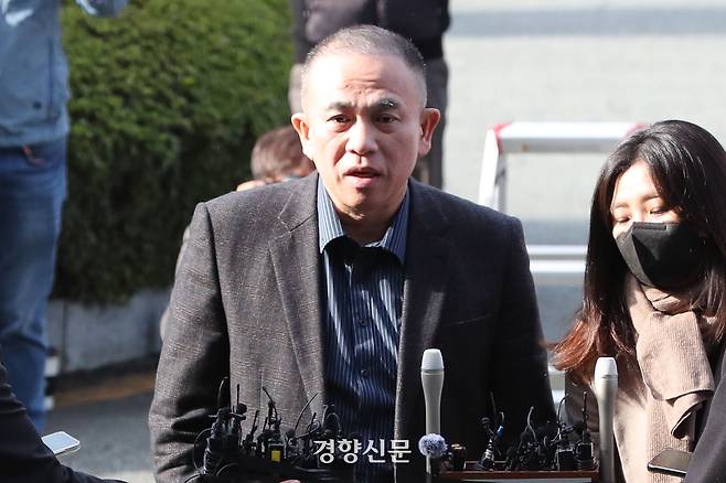 명태균씨가 지난해 11월8일 창원지검에 조사를 받기 위해 출석하기 전 취재진 질문에 답하고 있다. 한수빈 기자