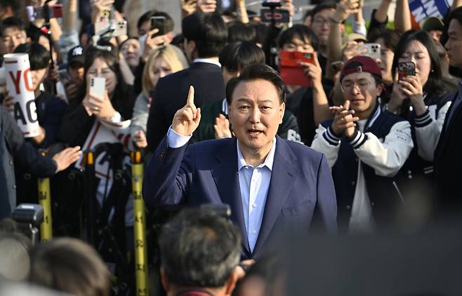 전직 대통령 윤석열이 지난 11일 서울 용산구 한남동 관저에서 나와 서초동 사저로 향하기 전 지지자들과 인사하고 있다. 연합뉴스