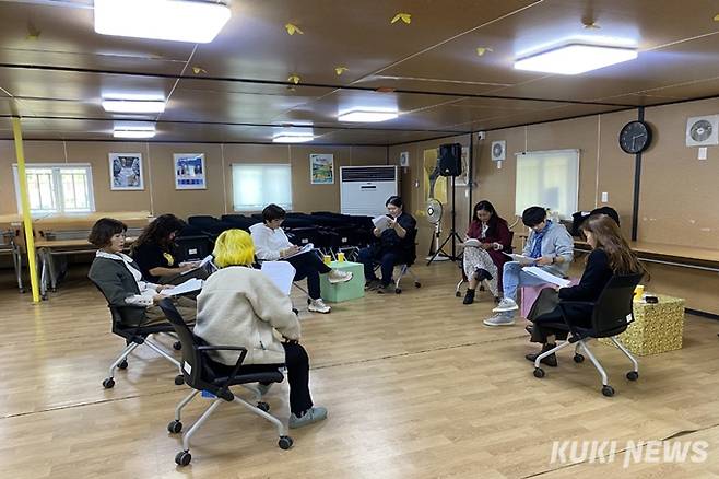 4.16가족극단 ‘노란리본’ 배우들이 대본 연습을 하고 있다. 최지영씨 제공