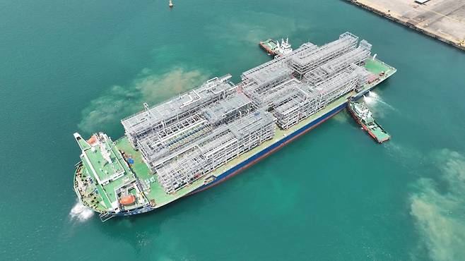 DL이앤씨 텍사스 석유화학 플랜트 현장에 설치될 총 18개, 무게 4264톤 규모의 플랜트 모듈이 베트남 중꾸엇(Dung Quat)에서 출항하고 있다. DL이앤씨 제공