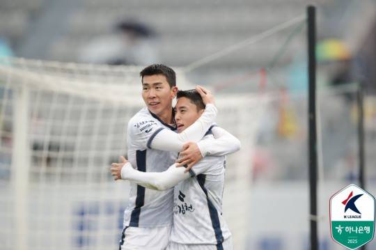 득점을 기뻐하는 김천 상무의 이동준(오른쪽). 사진[연합뉴스]
