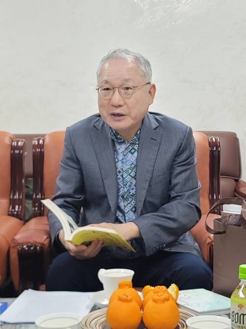 윤도준 동화약품 회장이 최근 제주자연사박물관에서 매일경제를 만나 역사탐방을 위해 제주를 방문한 이유를 설명하고 있다.