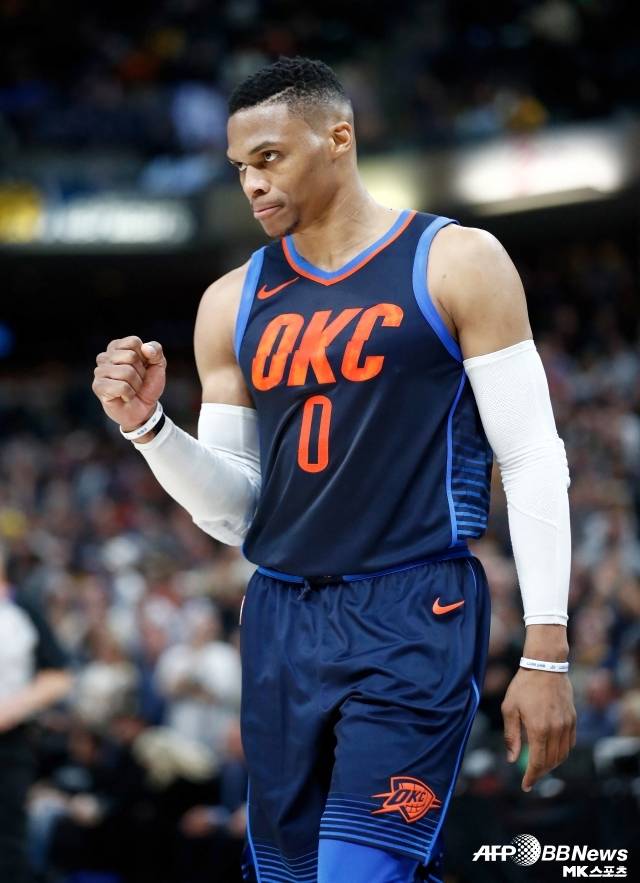 웨스트브룩은 2016-17시즌 무려 42번의 트리플더블을 달성, NBA 새 역사를 썼다. 이는 1961-62시즌 로버트슨의 41회를 넘는 기록이었다. 50년 넘게 이어진 기록이 깨진 순간. 이때 생애 첫 NBA MVP에 선정되기도 했다. 사진=AFPBBNews=News1