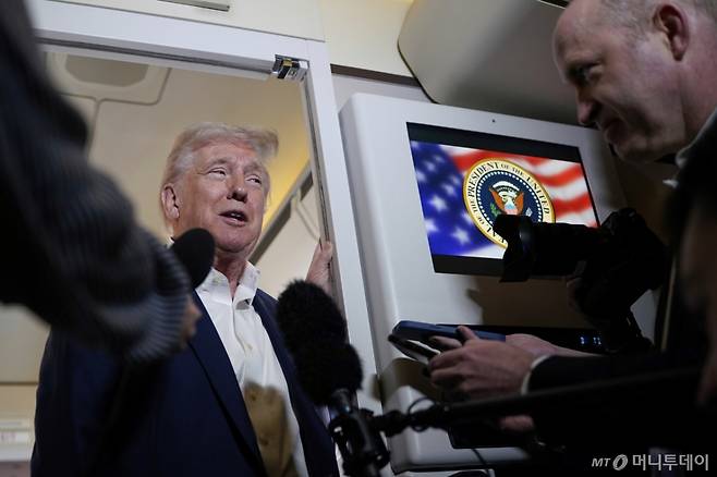 [미 대통령전용기 상=AP/뉴시스]도널드 트럼프 미 대통령이 11일(현지시각) 플로리다주 웨스트 팜비치로 가는 미 대통령 전용기 안에서 기자들과 대화하고 있다. 그는 대부분의 미 무역 상대국에 대한 10% 관세에 일부 예외를 허용할 수 있지만, 무역 협상을 원하는 나라들에 있어 이 10%의 관세는 "하한선"에 꽤 가까운 것이라고 말했다고 말했다고 비즈니스 스탠다드가 11일(현지시각) 보도했다. 2025.04.12. /사진=유세진