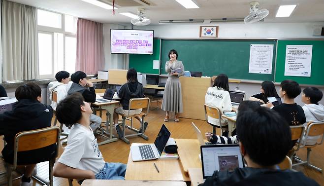 지난 10일 임선하 대구 덕화중학교 수학선생님이 1학년 7반에서 공개수업을 하고 있다. /사진제공=교육부