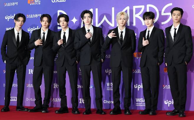 엔하이픈이 프라다가 제작한 특별 의상을 입고 코첼라 무대에 선다. 사진은 최근 서울 성북구 안암동 고려대학교 화정체육관에서 열린 '제1회 디어워즈' 레드카펫 행사에 참석했던 엔하이픈. /사진=뉴스1
