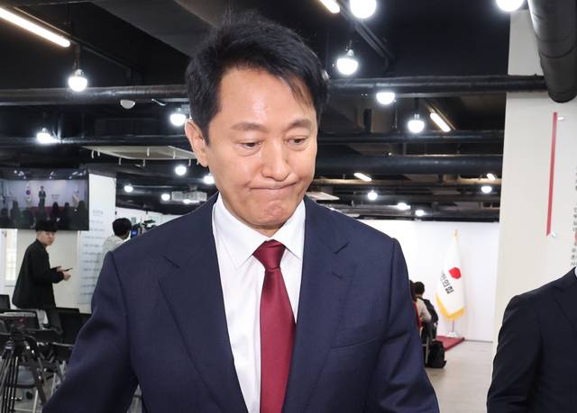 오세훈 서울시장이 12일 서울 여의도 국민의힘 당사에서 대선 불출마를 선언한 뒤 기자회견장을 나서고 있다.