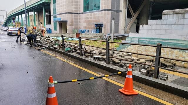 13일 1호선 수원역 인근에서 강한 바람에 담장이 무너지면서 관계자들이 안전조치를 취하고 있다. 연합뉴스