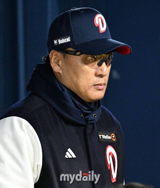 두산 이승엽 감독이 경기를 지켜보고 있다./마이데일리