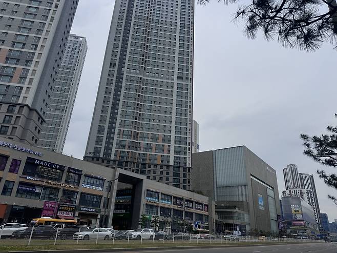 경기도 화성시 동탄역 인근 롯데백화점과 주변 아파트들. [서영상 기자]