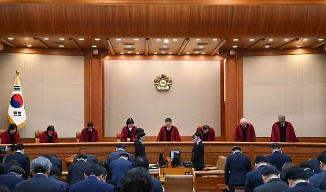 4일 서울 종로구 헌법재판소 대심판정에 윤석열 대통령 탄핵심판 선고를 위해 헌법재판관들이 입장하고 있다.[연합]