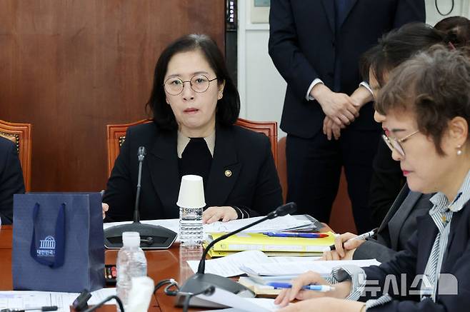 [서울=뉴시스] 조성우 기자 = 신영숙 여성가족부 차관이 지난 3일 오전 서울 여의도 국회에서 열린 여성가족위원회 청원심사소위원회에 출석해 자리하고 있다. 2025.04.03. xconfind@newsis.com