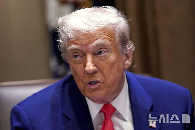 [워싱턴=AP/뉴시스]도널드 트럼프 미국 대통령이 10일(현지 시간) 미 워싱턴DC 백악관에서 각료회의를 열고 발언하고 있다. 2025.04.11.