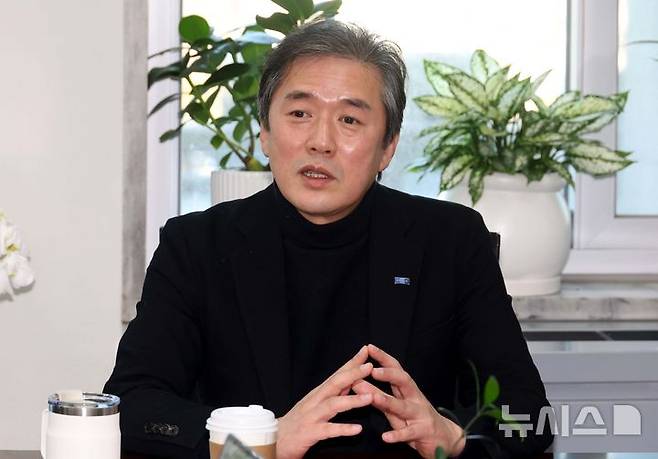 [서울=뉴시스] 조성봉 기자= 황현선 조국혁신당 사무총장이 21일 오전 서울 여의도 국회에서 열린 기자간담회에서 대선기획단 관련 취재진의 질문에 답변하고 있다. 2025.02.21. suncho21@newsis.com