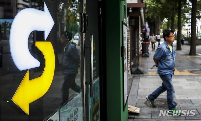 [서울=뉴시스] 정병혁 기자 = 서울시내에 위치한 써브웨이 매장 앞에서 시민들이 이동하고 있다. 2022.07.12. jhope@newsis.com