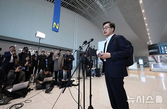 [인천공항=뉴시스] 김진아 기자 = 김동연 경기도지사가 9일 인천국제공항 제2터미널에서 자동차 부품 관세 대응을 위한 미국 출장에 앞서 대선 출마 선언을 하고 있다.  2025.04.09. bluesoda@newsis.com