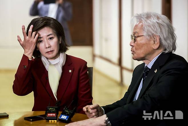 [서울=뉴시스] 정병혁 기자 = 제21대 대통령선거 출마를 선언한 나경원 국민의힘 의원이 13일 서울 종로구에 위치한 이승만 전 대통령의 사저 이화장을 찾아 이영일 전 의원과 환담을 나누고 있다. 2025.04.13. jhope@newsis.com