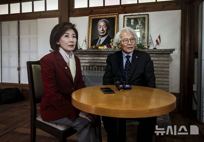 [서울=뉴시스] 정병혁 기자 = 제21대 대통령선거 출마를 선언한 나경원 국민의힘 의원이 13일 서울 종로구에 위치한 이승만 전 대통령의 사저 이화장을 찾아 이영일 전 의원과 환담을 나누고 있다. 2025.04.13. jhope@newsis.com