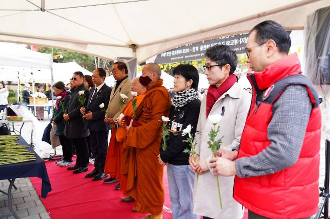 13일 인천 부평구 부평역 앞에서 열린 '미얀마 지진 희생자 애도와 구호기금 마련을 위한 2025 자비로운 띤잔 행사'에서 미얀마 국민통합정부 한국대표부 얀나이툰 특사(왼쪽 세 번째)와 아웅묘민 인권부장관(왼쪽 네 번째)을 비롯한 참가자들이 미얀마 지진 피해 사망자들을 애도하는 모습. 미얀마 군부독재 타도위원회 제공
