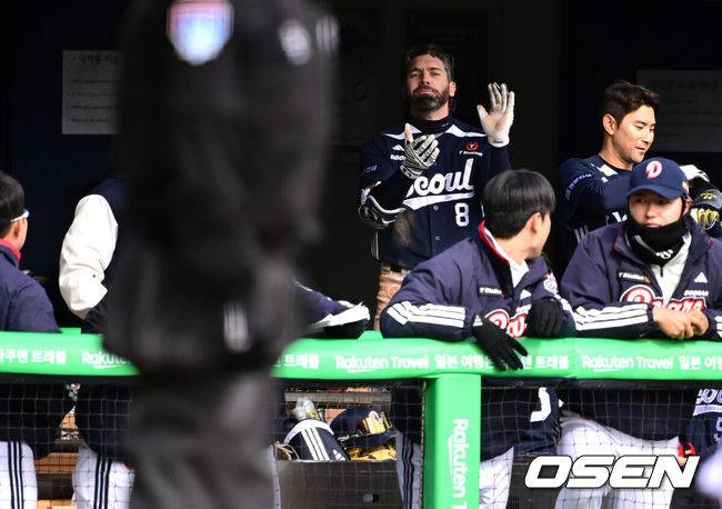 [OSEN=잠실, 지형준 기자] ] 13일 서울 잠실야구장에서 2025 신한 SOL Bank KBO리그 LG 트윈스와 두산 베어스의 경기가 열린다.이날 LG는 손주영, 두산은 최승용을 선발로 예고했다.4회초 1사 2,3루에서 두산 케이브가 좌월 스리런포를 날리자 동료선수들이 무관심 세리머니를 해주고 있다. 2025.04.13 / jpnews@osen.co.kr