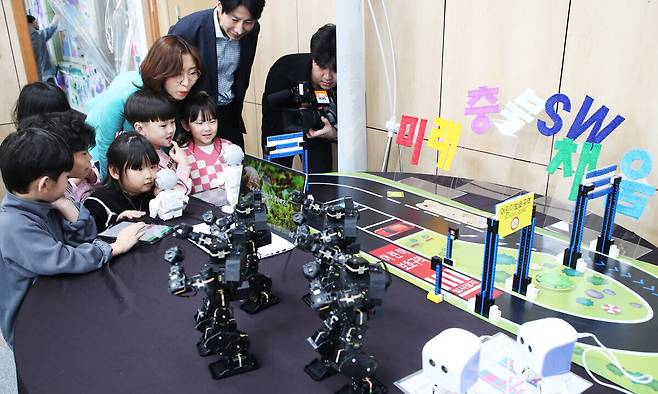 11일 도민에 개방한 충북도청 본관에 어린이들이 로봇 체험을 하고 있다. 충북도 제공