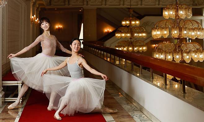 ‘지젤’로 무대에 서는 유니버설발레단 전여진, 이유림 무용수. 단순히 춤을 잘 춘다는 것을 넘어서 작품을 이끌어갈 수 있는 진정한 발레리나로 인정받아야하는 ‘지젤’&nbsp;주역 데뷔를 앞두고 있다. 최상수 기자&nbsp;