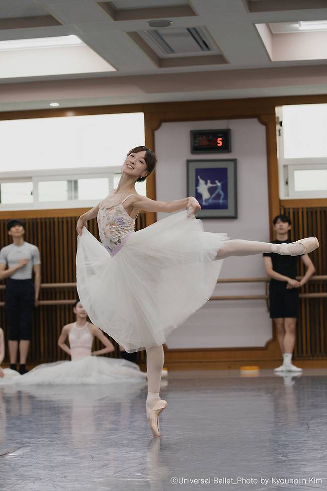 ‘지젤’ 연습에 한창인 전여진 무용수.&nbsp; ⓒUniversal Ballet_Photo by Lyeowon Kim