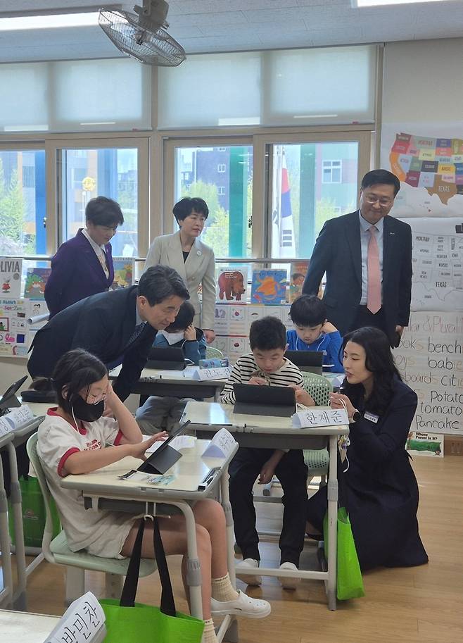 이주호 부총리 겸 교육부 장관(왼쪽)이 용계초 4학년 교실에서 AI 디지털교과서를 이용한 영어&nbsp;수업을 참관하고 있다.